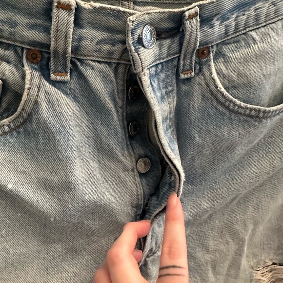 LEVIS CUTOUT SHORTS - Picture 4 of 7